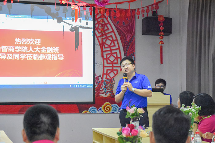 刀父總經(jīng)理對(duì)刀父公司進(jìn)行簡(jiǎn)介