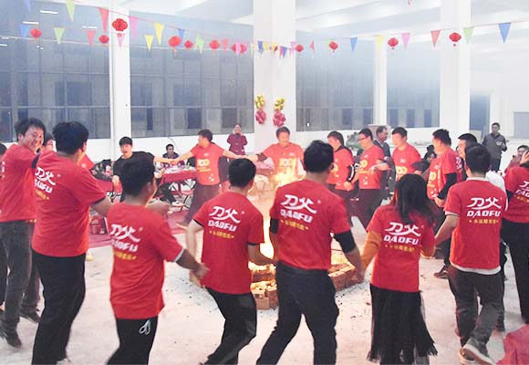 刀父2022篝火晚會在江西工廠舉行